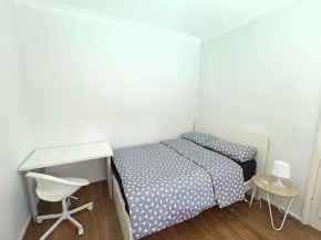 Cozy Queen Room with Pool View - C1, Sydney